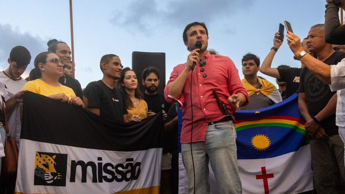 Renan Santos nega apoio a Lula e diz que cortina vermelha é só decoração