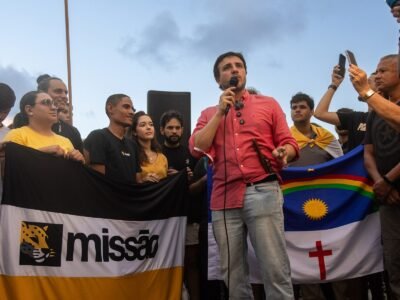 Renan Santos nega apoio a Lula e diz que cortina vermelha é só decoração