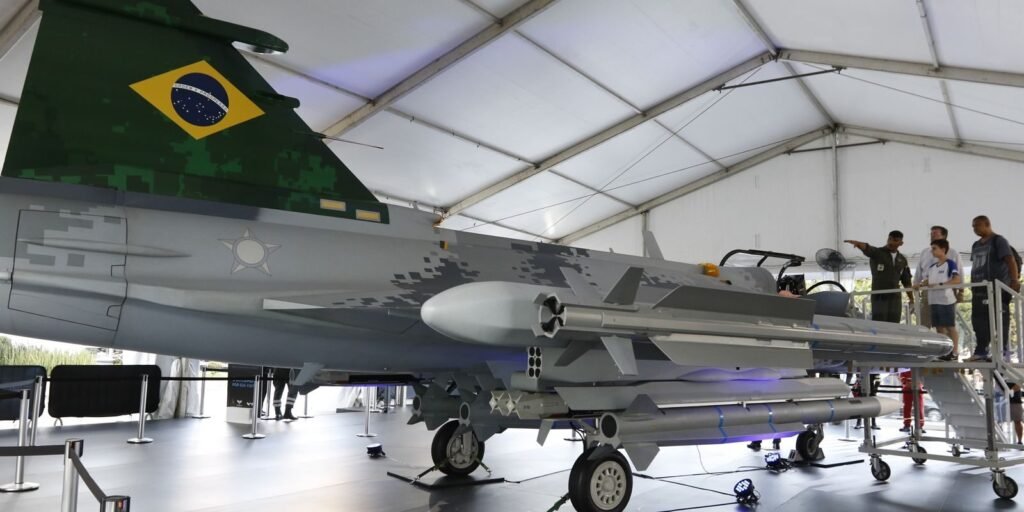 Réplica em tamanho real do caça F-39 Gripen, da FAB, em exibição na Fundação Getulio Vargas, em Botafogo