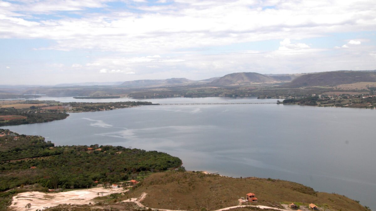 Chalana com cerca de 20 pessoas afunda no Rio Grande, em Sacramento (MG); ninguém se fere