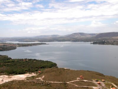 Chalana com cerca de 20 pessoas afunda no Rio Grande, em Sacramento (MG); ninguém se fere