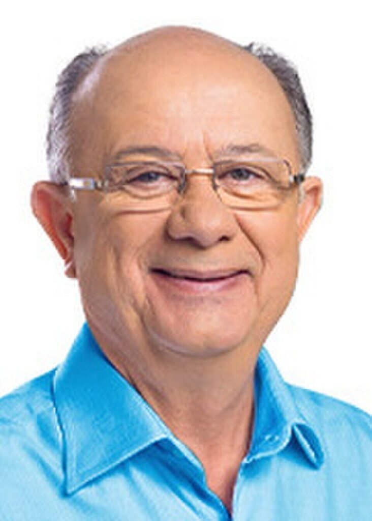 Retrato de José Ronaldo de Carvalho, de óculos e camisa azul