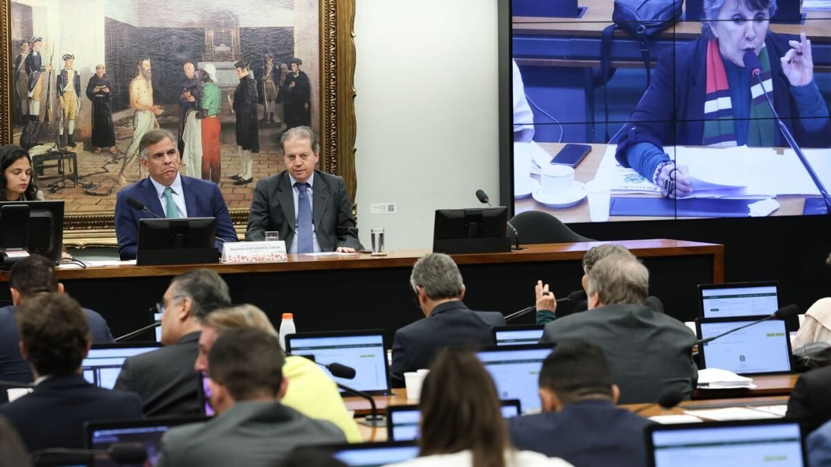 Flávio Bolsonaro quer mudar Constituição: reforma do Judiciário e maioridade penal