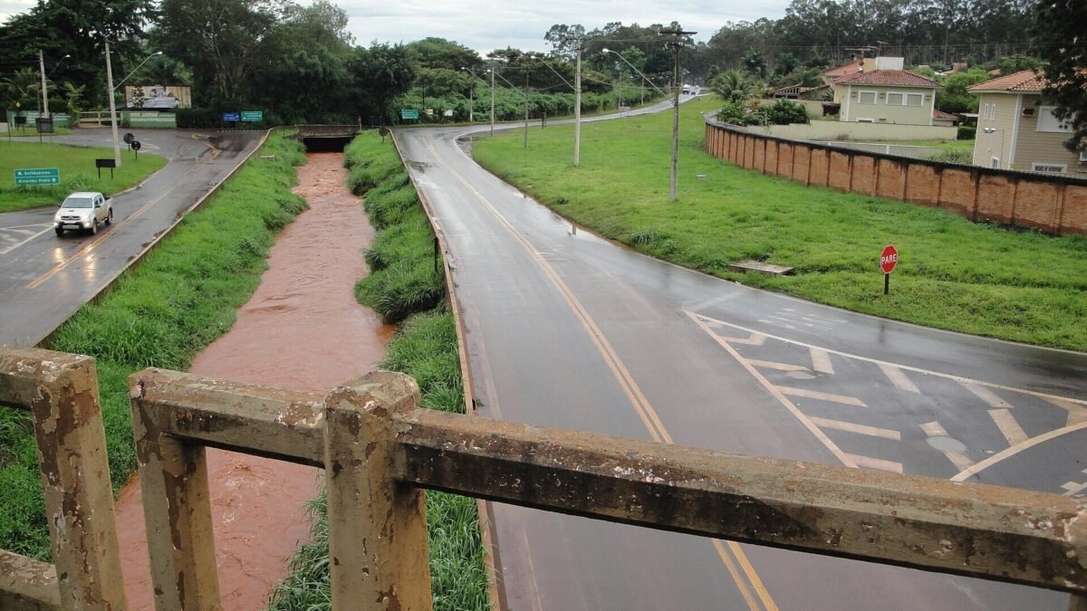 Chuva alaga vias e estufa asfalto em Ribeirão Preto e Poços de Caldas no dia da votação
