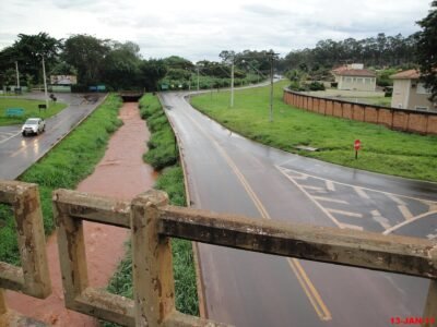 Chuva alaga vias e estufa asfalto em Ribeirão Preto e Poços de Caldas no dia da votação