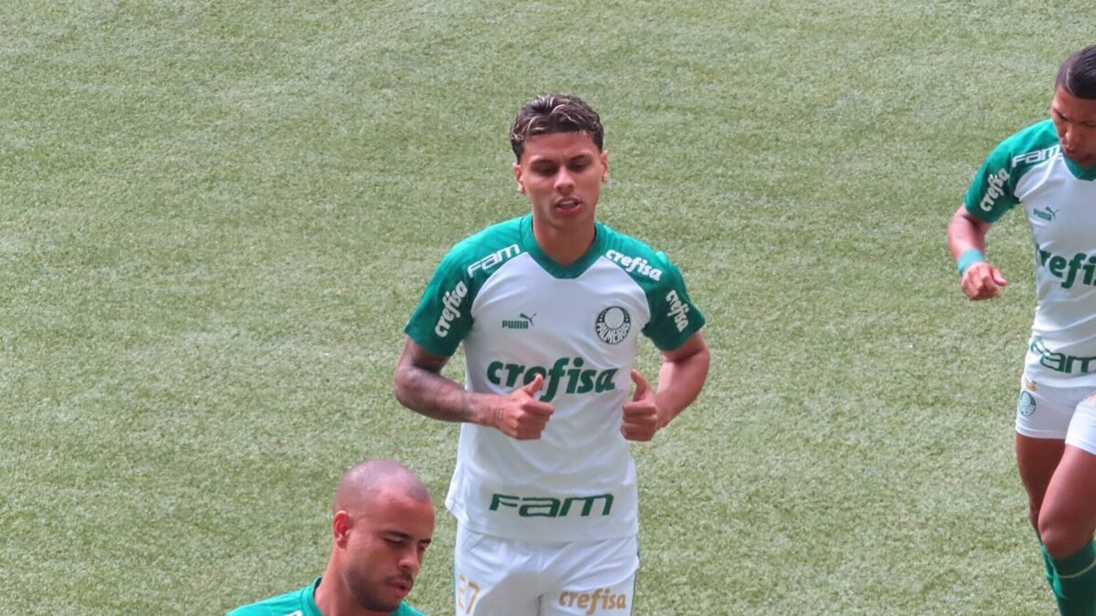 Richard Ríos deixa estádio de muletas após lesão no tornozelo na Arábia Saudita