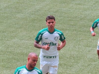 Richard Ríos deixa estádio de muletas após lesão no tornozelo na Arábia Saudita