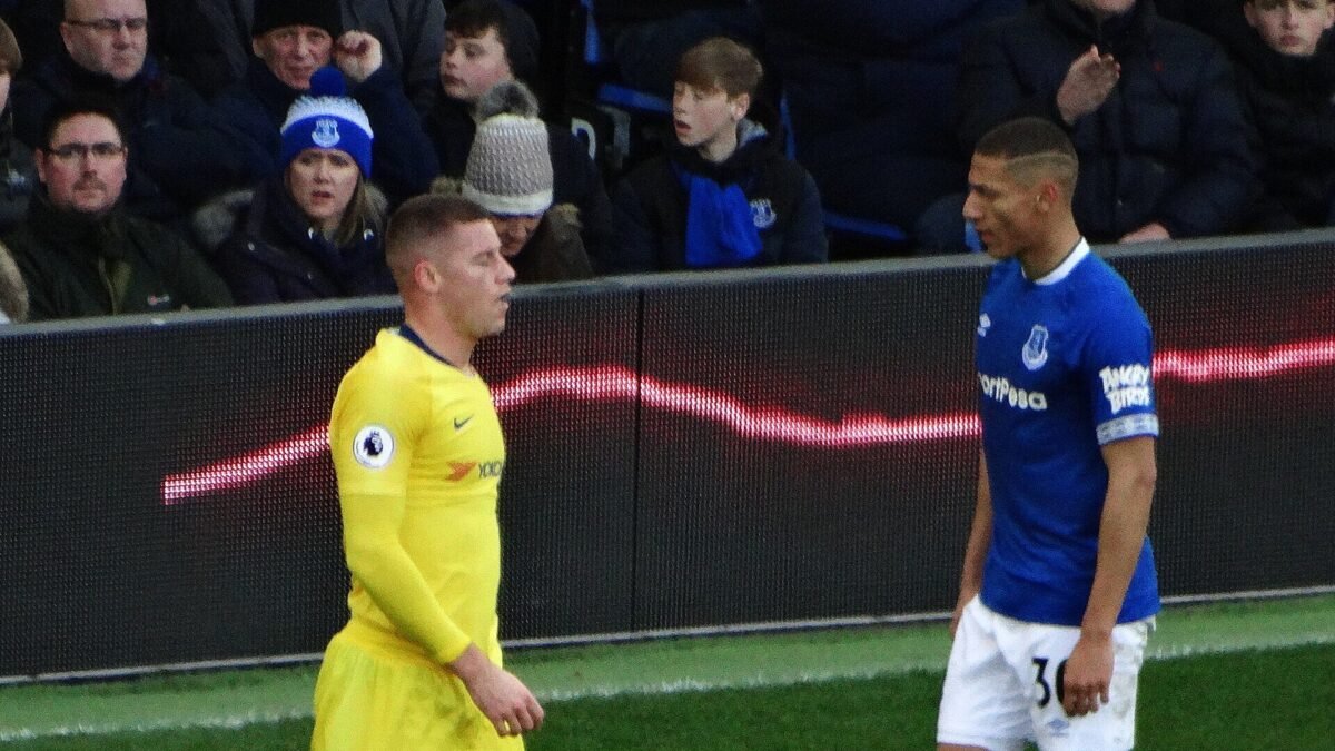 Richarlison é multado em Londres e leva 3 pontos na carteira por avançar sinal vermelho
