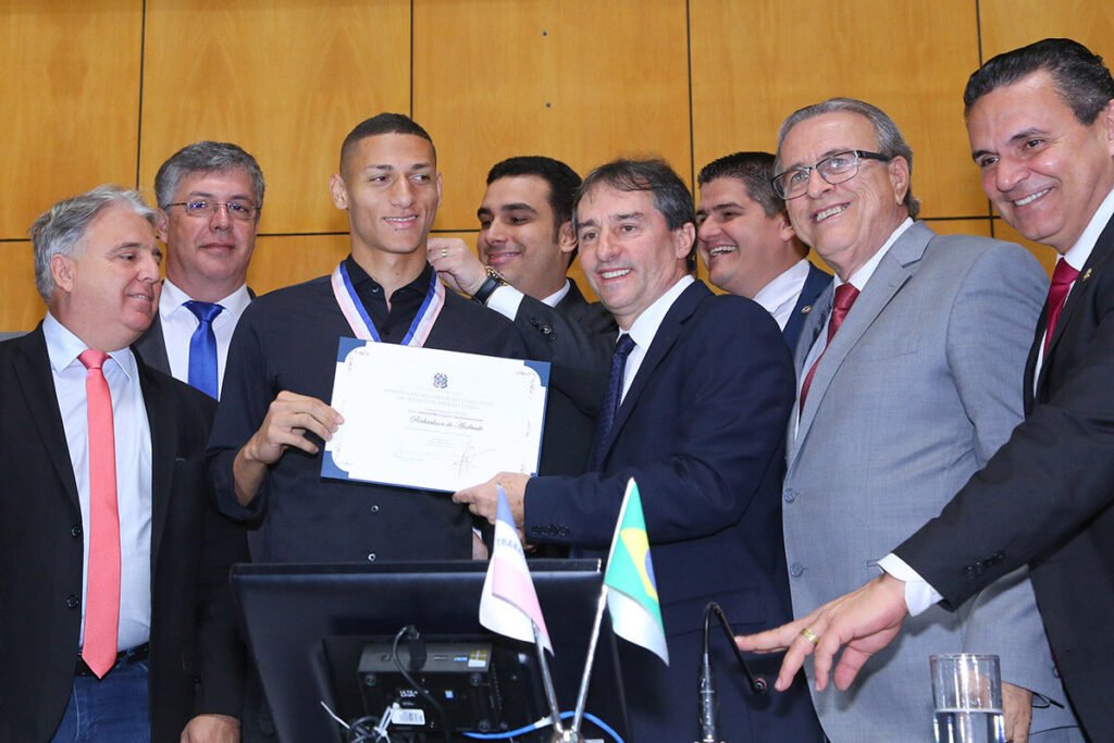 Richarlison durante homenagem na Assembleia Legislativa do Espírito Santo (ALES)
