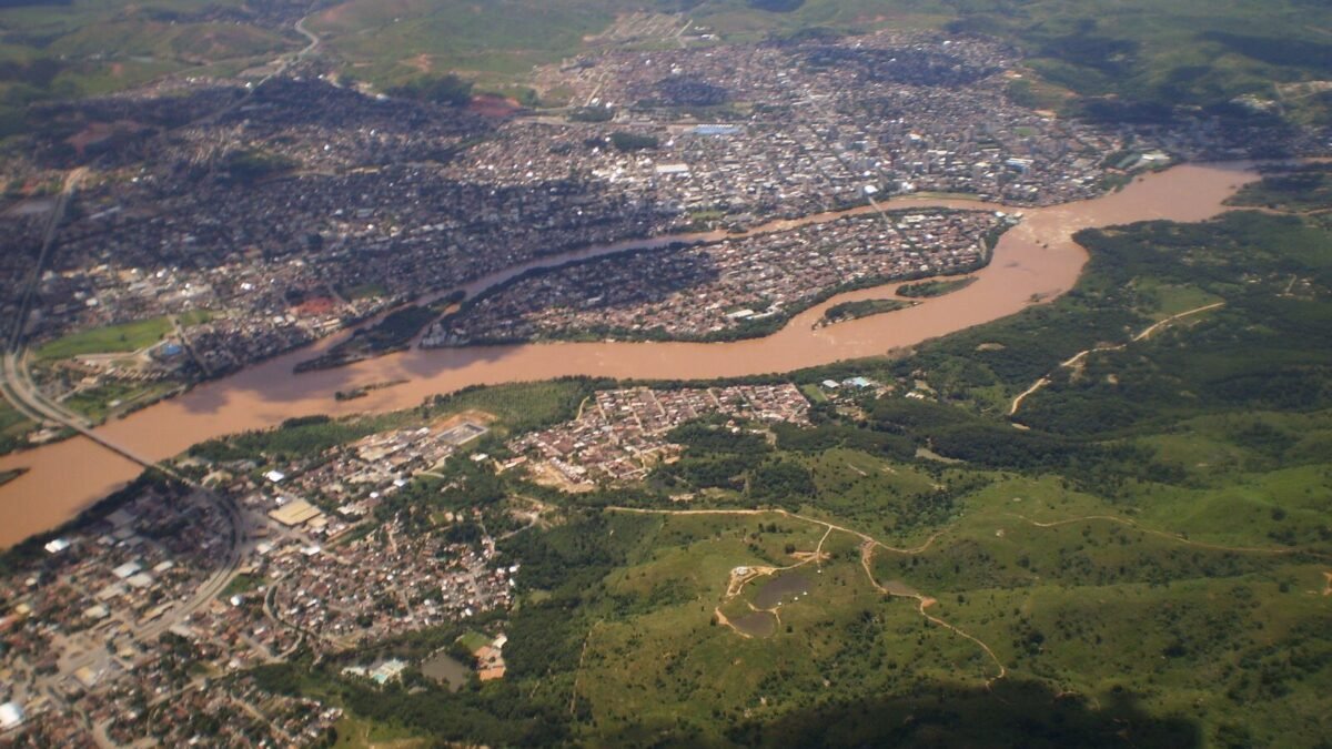 Temporal com vento de 100 km/h derruba árvores e destelha casas em Valadares (MG)