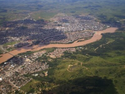 Temporal com vento de 100 km/h derruba árvores e destelha casas em Valadares (MG)