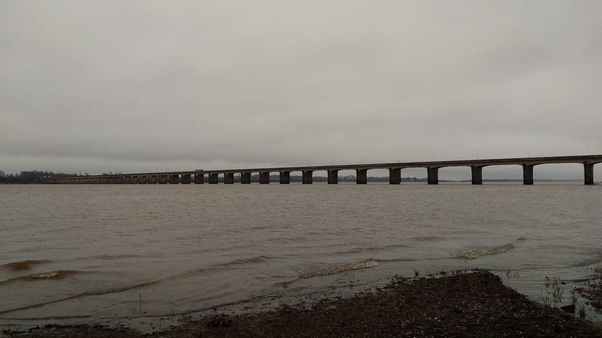 Cheia do Rio Uruguai deixa mais de 400 fora de casa; rio ainda sobe em Itaqui e Uruguaiana