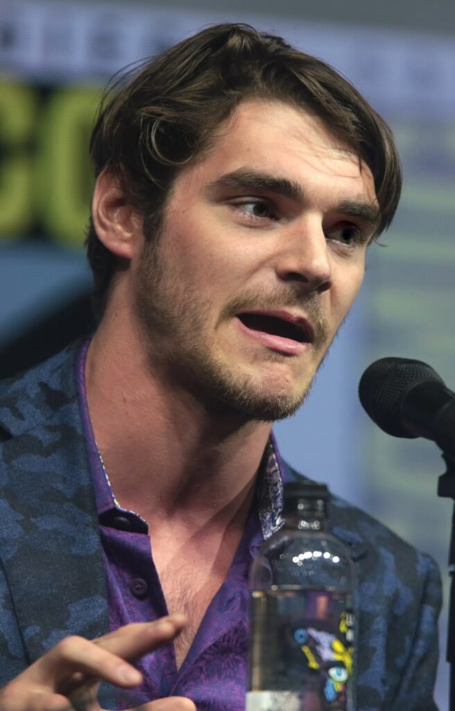 RJ Mitte em outra imagem de arquivo