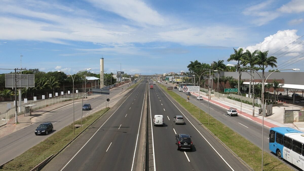 Três pessoas morrem em batida na Rodovia do Sol, em Guarapari; uma delas é criança