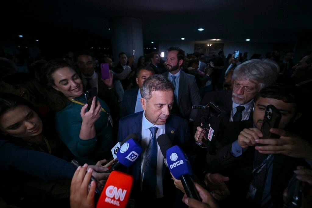 Rogério Marinho cercado por jornalistas e microfones