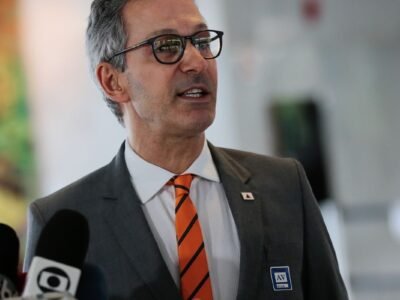 Justiça manda Polícia Civil ouvir de novo Zema e mesários por celular na cabine em Araxá