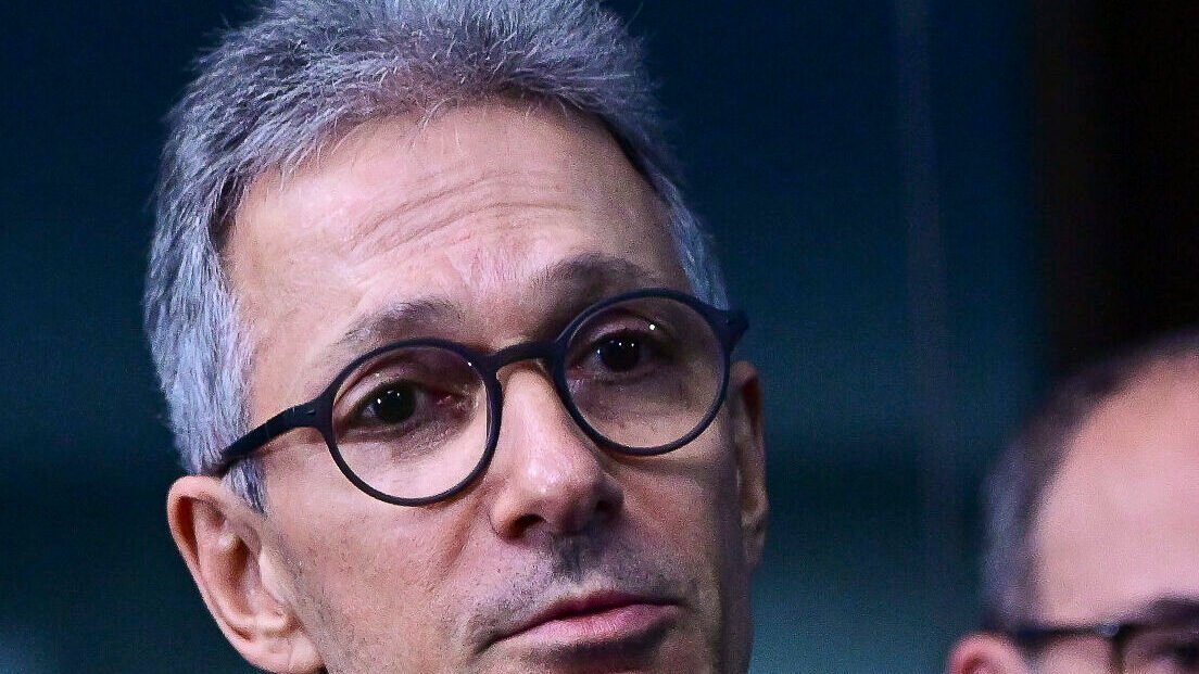 Zema entra com celular na cabine de votação em Araxá
