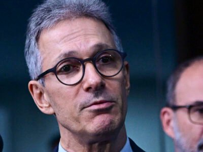 Zema entra com celular na cabine de votação em Araxá