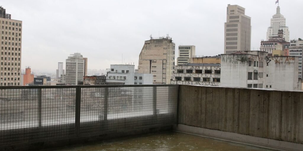 Rua do centro de São Paulo em manhã de chuva