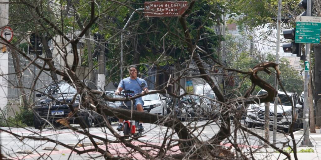 Ruas do bairro Bom Retiro, com fábricas e lojas sem energia elétrica após chuvas, em 14/10/2024