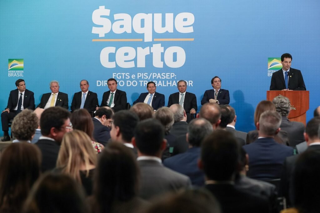 Sachsida na tribuna de cerimônia no Palácio do Planalto, com plateia à frente