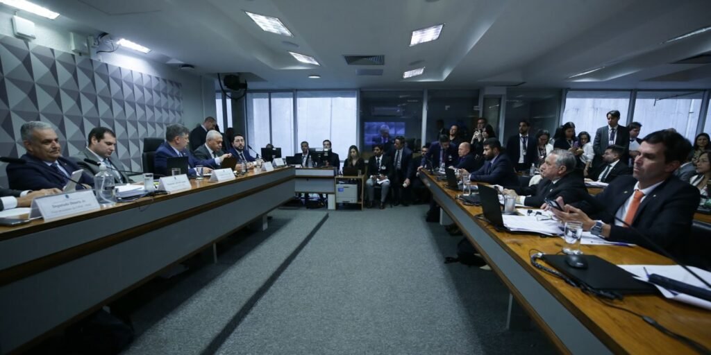 Sala da CPMI do INSS no Senado com parlamentares sentados em mesas durante sessão