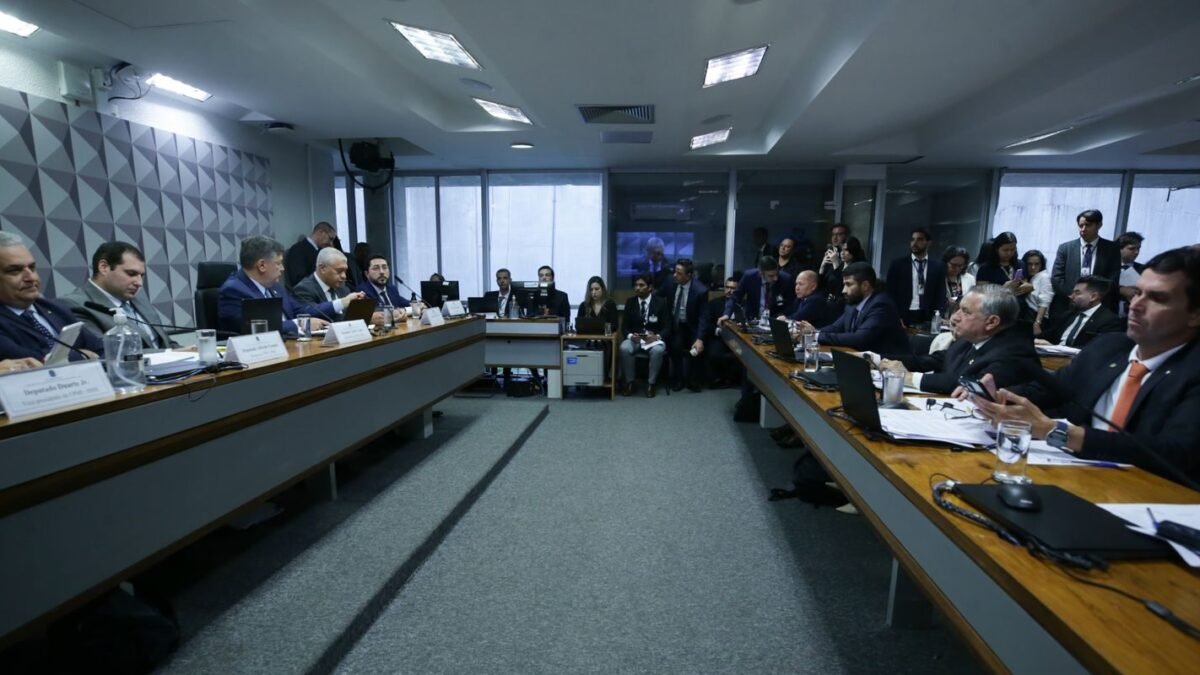 Luchsinger diz que Lulinha se reuniu “inúmeras vezes” com ministros e chama Lula de mentiroso