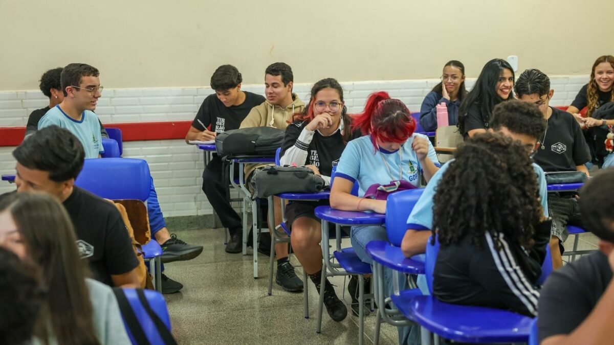 Teto de escola desaba no Paquistão e mata ao menos 27 alunos e um professor