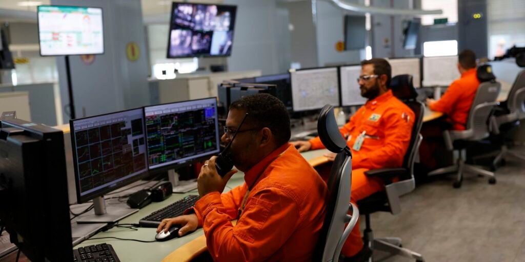 Sala de controle da Refinaria Abreu e Lima (RNEST), da Petrobras, em Ipojuca (PE)