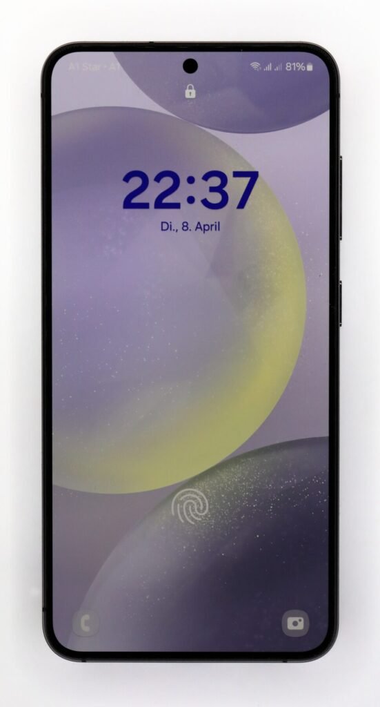 Samsung Galaxy S24 com a tela de bloqueio exibida