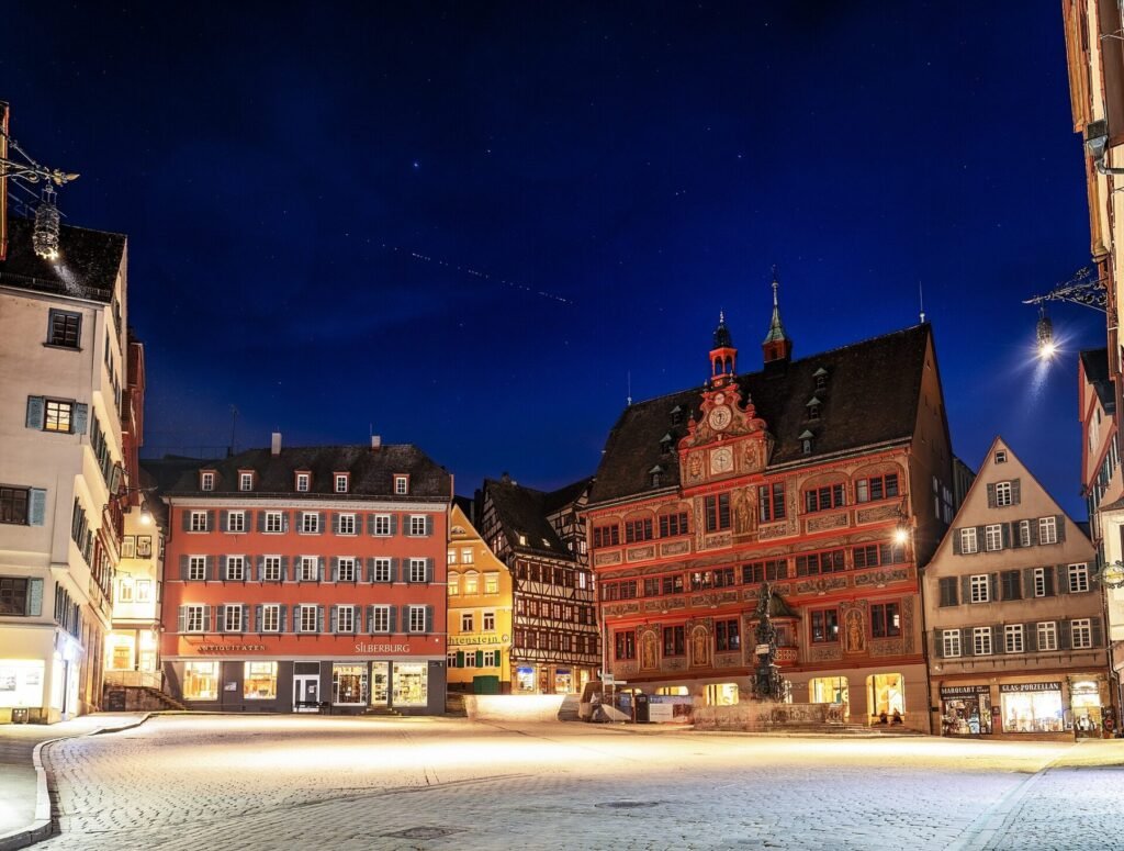 Satélites da Starlink sobre a prefeitura de Tübingen, na Alemanha, em registro do banco Wikimedia Commons