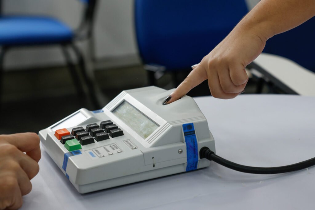 Eleitores em seção eleitoral no Rio de Janeiro