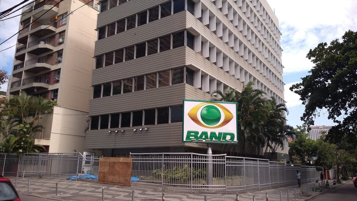 PM aciona GATE por suspeita de bomba perto da Band após debate entre Lula e Flávio