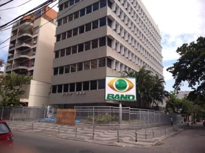Suspeita de bomba em carro de Flávio na Band é descartada; química enganou cães, diz GATE