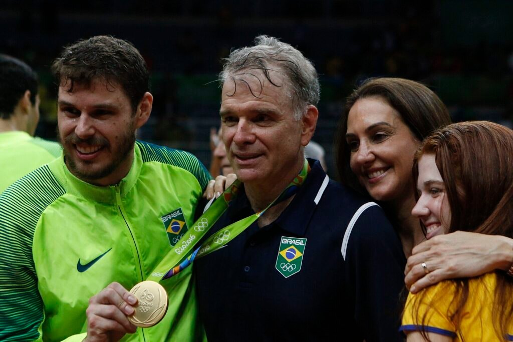 Seleção brasileira de vôlei masculino comemora medalha de ouro em 2016. Foto de arquivo do banco Wikimedia Commons