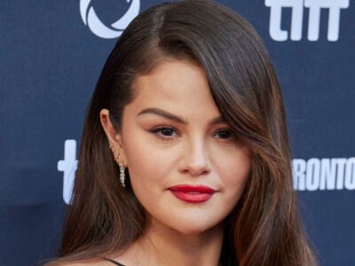 Selena Gomez usa conjunto vermelho da Prada em gala de saúde mental em Los Angeles
