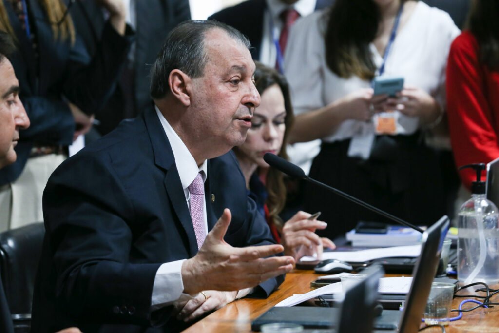 Senador Omar Aziz (PSD-AM) durante leitura de relatório sobre o novo arcabouço fiscal, em Brasília