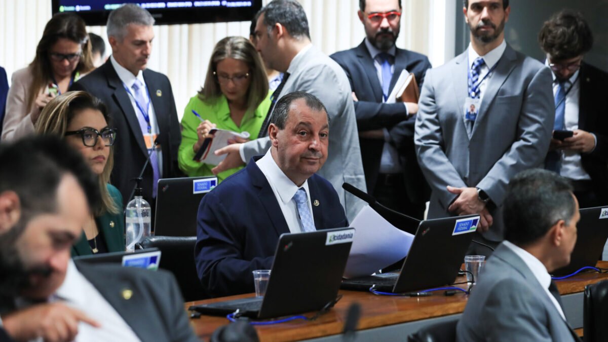 Omar Aziz lidera para governador no Amazonas; veja senadores e deputados eleitos