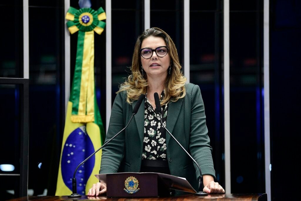 Senadora Leila Barros na tribuna do Senado
