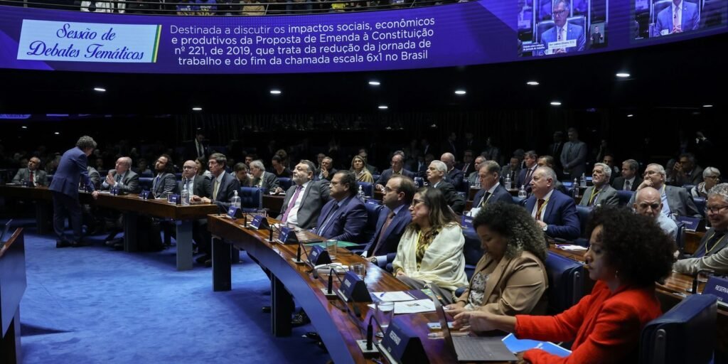 Senadores no plenário do Senado em sessão sobre jornada de trabalho