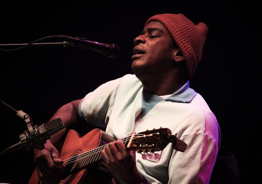 Seu Jorge canta e toca violão no palco