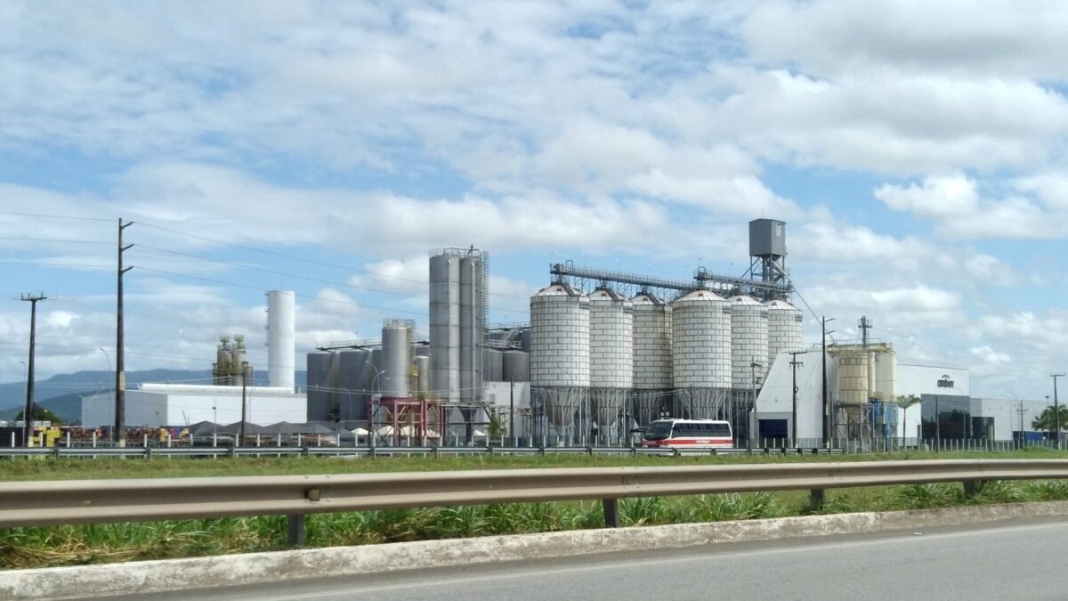Ambev tem lucro de R$ 4,37 bilhões no 3º trimestre, 10% abaixo de 2025