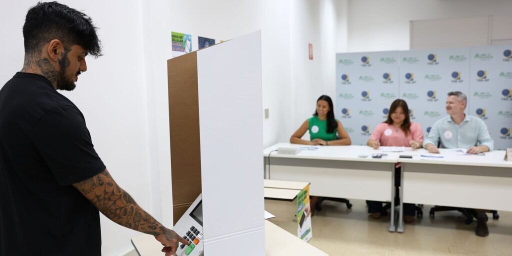 Simulação de votação em seção eleitoral cenográfica do TRE-SP