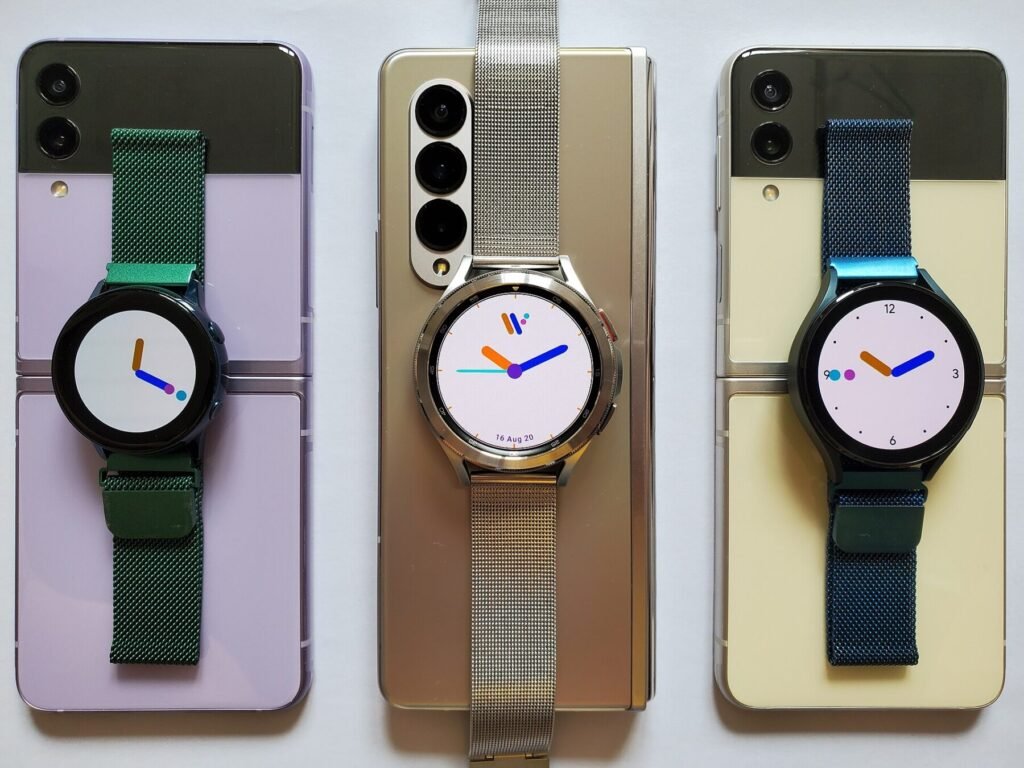 Smartwatch e smartphone em imagem de arquivo