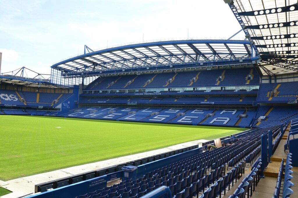 Stamford Bridge, estádio do Chelsea, sob céu limpo