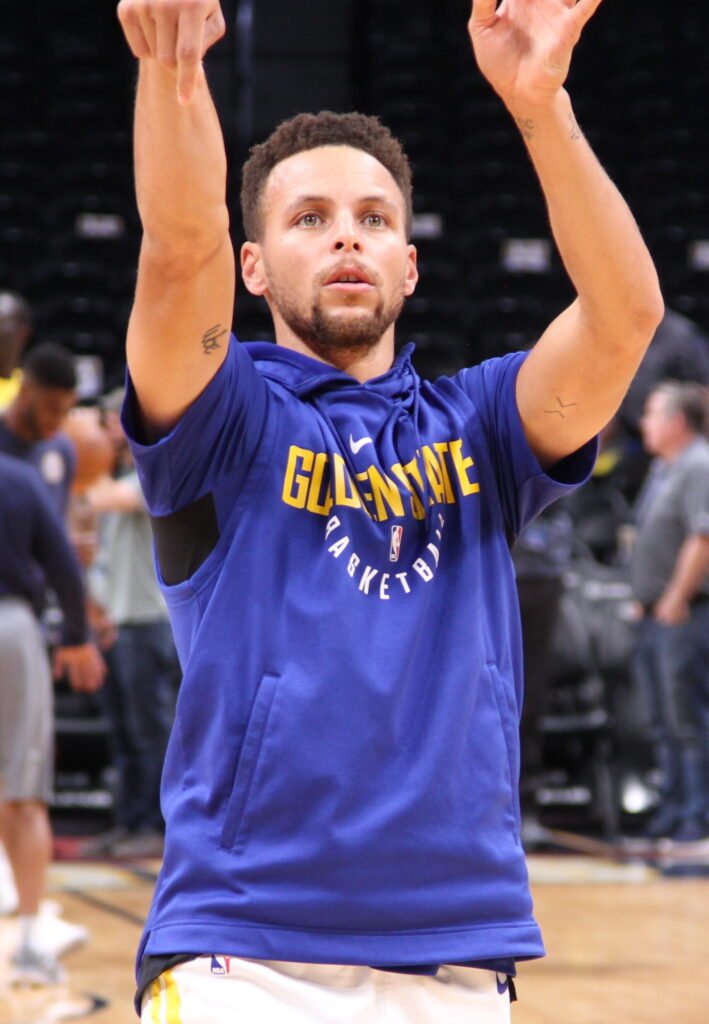Stephen Curry durante arremesso, em foto de arquivo