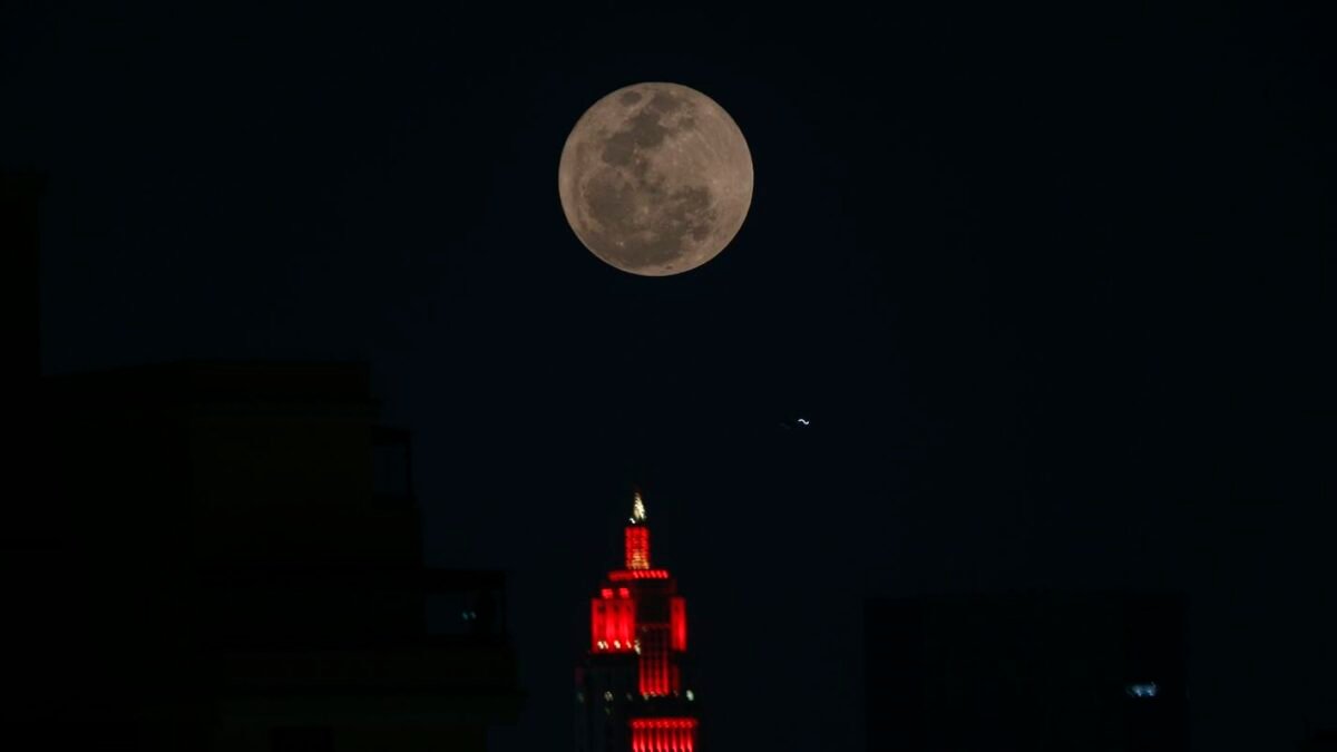 Lua cheia do caçador chegou à 1h11 desta segunda-feira (26), no horário de Brasília