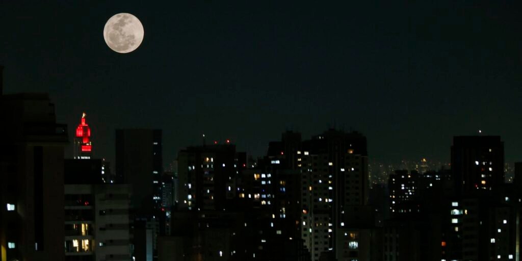 Superlua vista em São Paulo, na seleção das melhores fotos do ano; fenômeno ocorre com a Lua cheia no ponto mais próximo da Terra