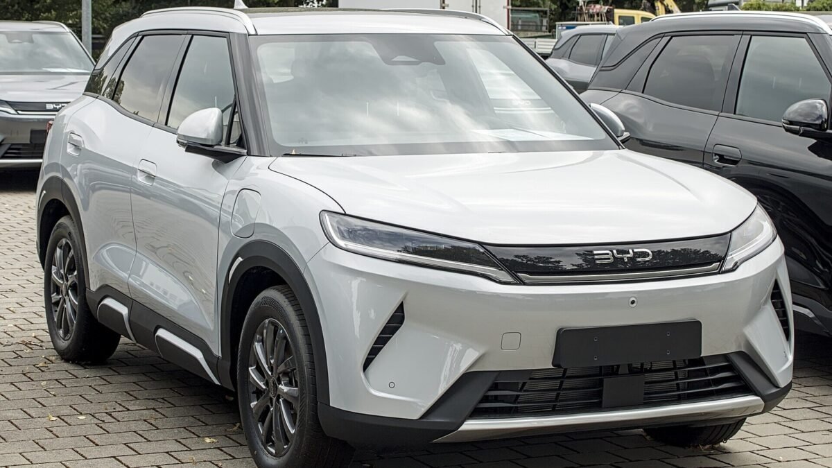 BYD promete Atto 2 feito do zero na Bahia até dezembro e quer o antigo porto da Ford