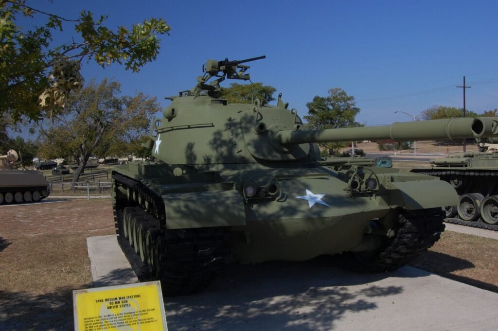 Tanque militar verde exposto ao ar livre em museu